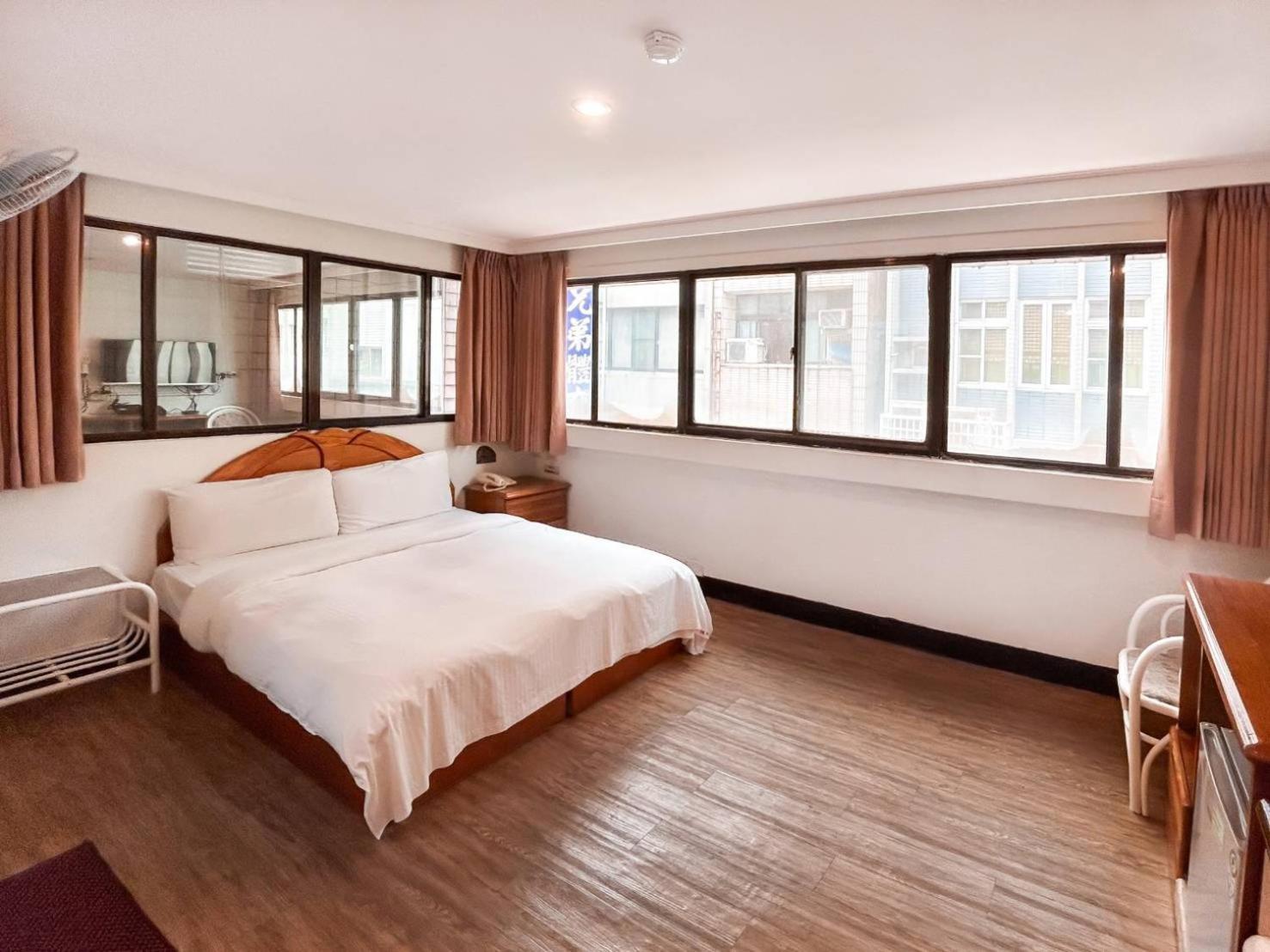 Tzu Chi Hotel Pingtung Bagian luar foto