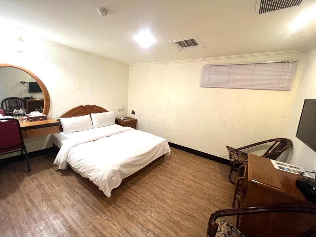 Tzu Chi Hotel Pingtung Bagian luar foto